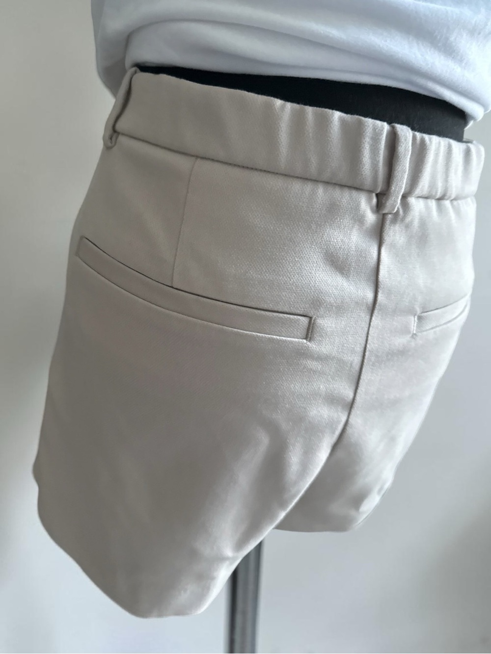 Abercrombie & Fitchburg Low Rise Micro Tailored Cream Short - Picture 10 of 11